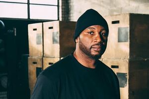 Ленокс Льюис: Чтобы выйти на боксерский ринг, нужно иметь большое мужество, но мужество отстаивать свою страну и сограждан требует другого уровня отваги и любви