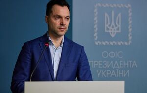 Арестович: Они дают, но дают так, чтобы мы сильно сильными не стали