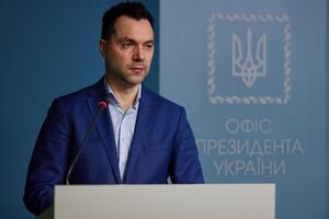 Арестович: Вони дають, але дають так, щоб ми не стали надто сильними
