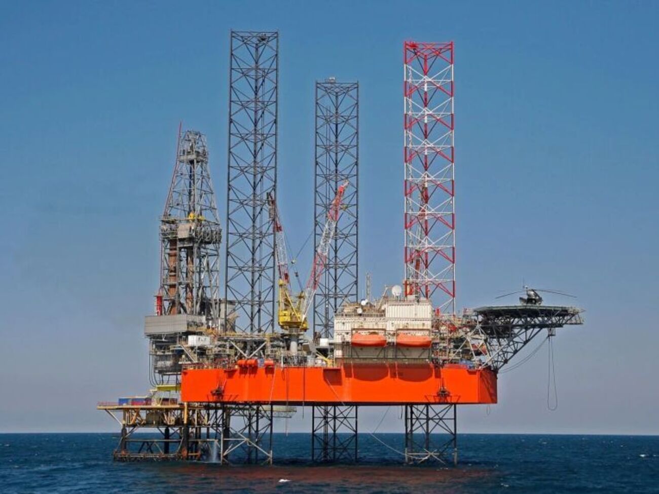 По словам экспертов, на каждой из захваченных оккупантами вышек еще с 2014 года стоят мощные радиоэлектронные комплексы и гарнизоны спецназа