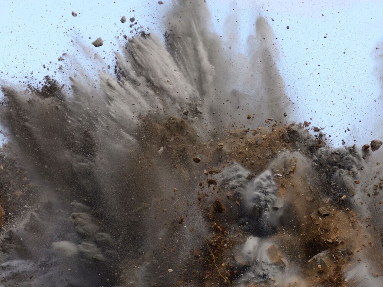 По информации СМИ, погибли четыре человека, столько же пострадали