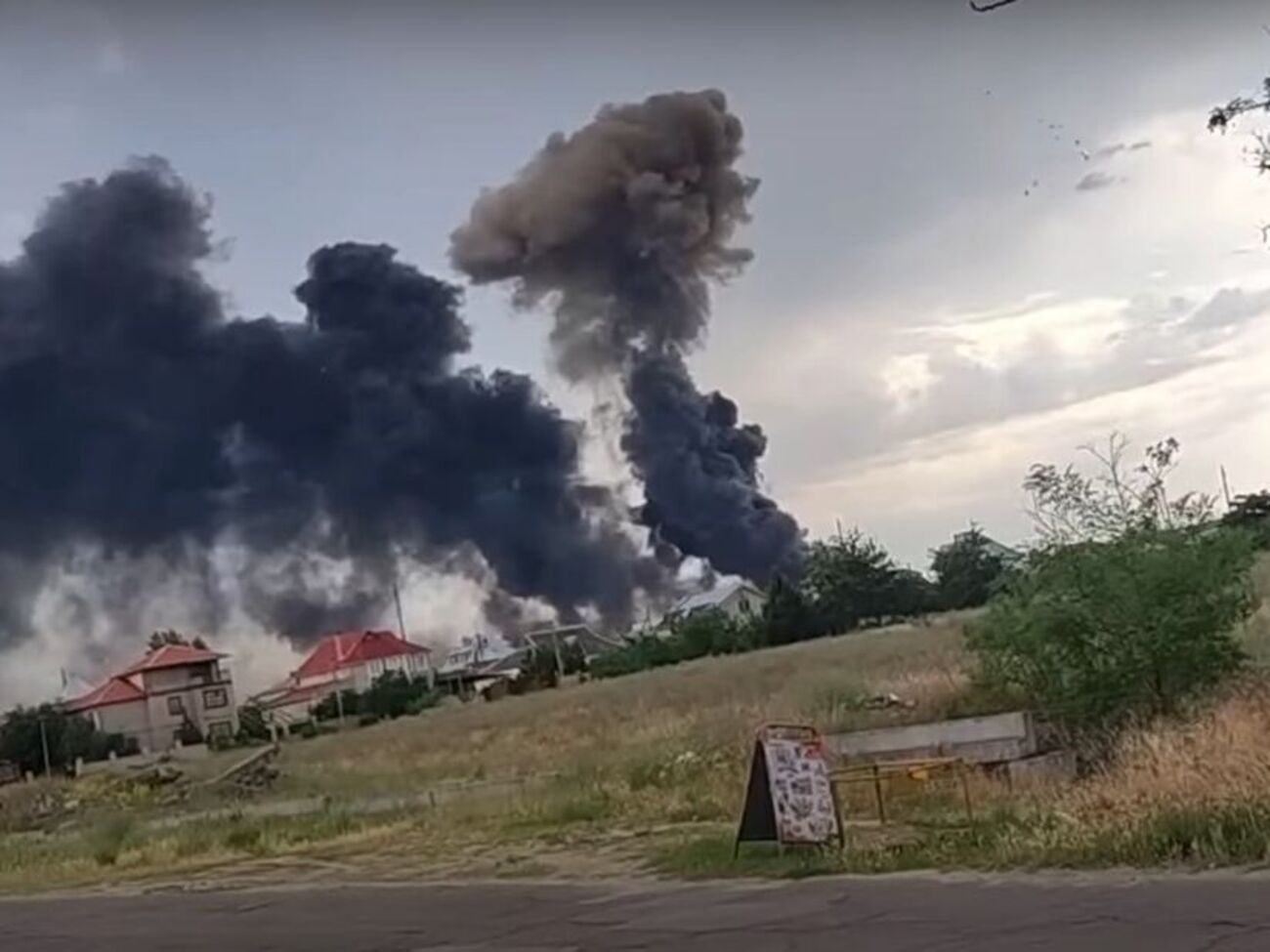 14 червня ЗСУ точково вдарили по складу боєприпасів і центру ремонту військової техніки окупантів у Новій Каховці