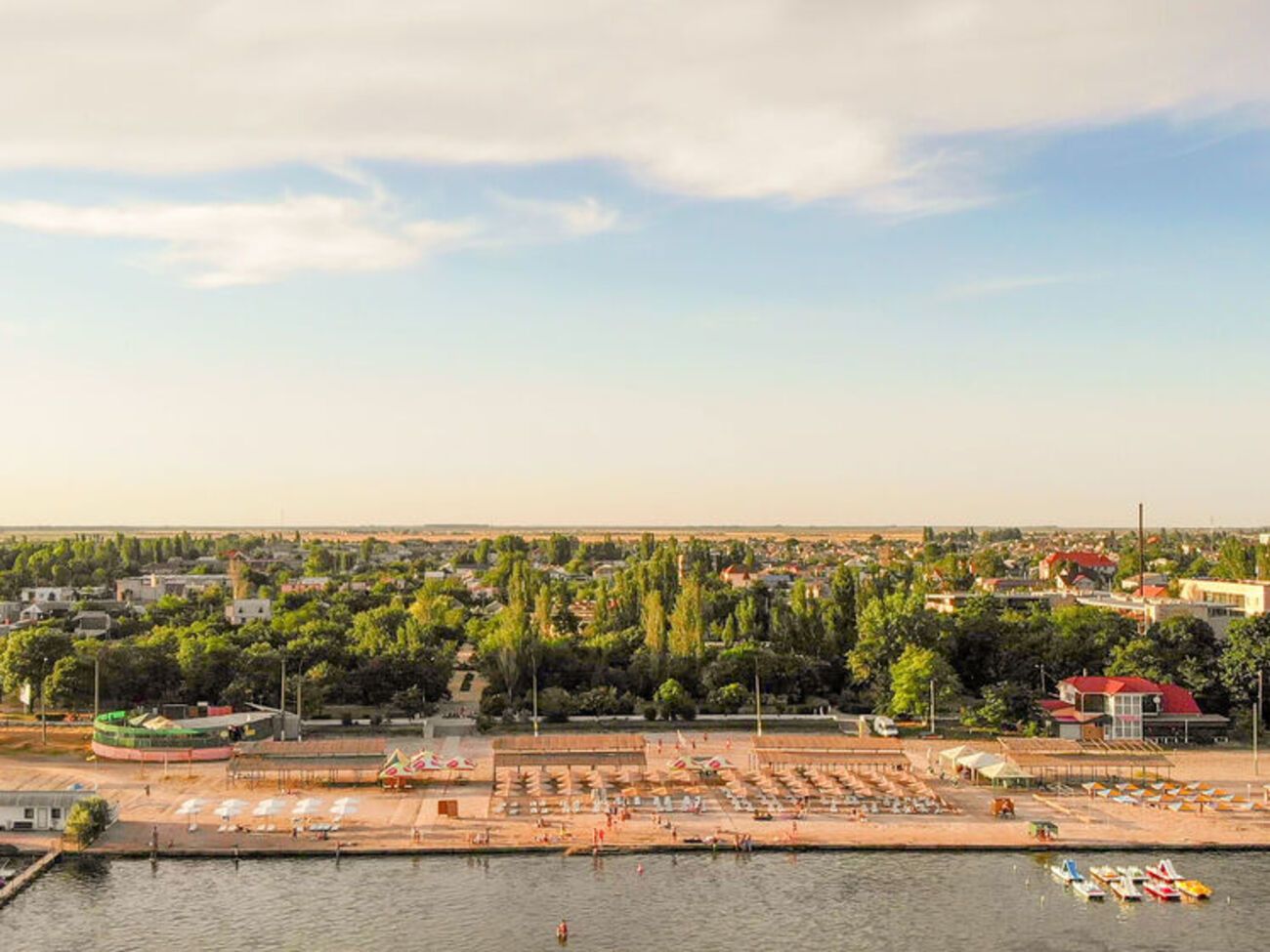 За даними мера, влучання були у промислову зону в районі порту Скадовська