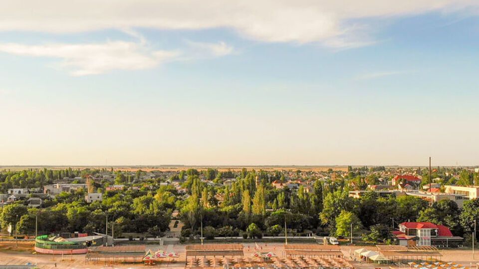 За даними мера, влучання були у промислову зону в районі порту Скадовська