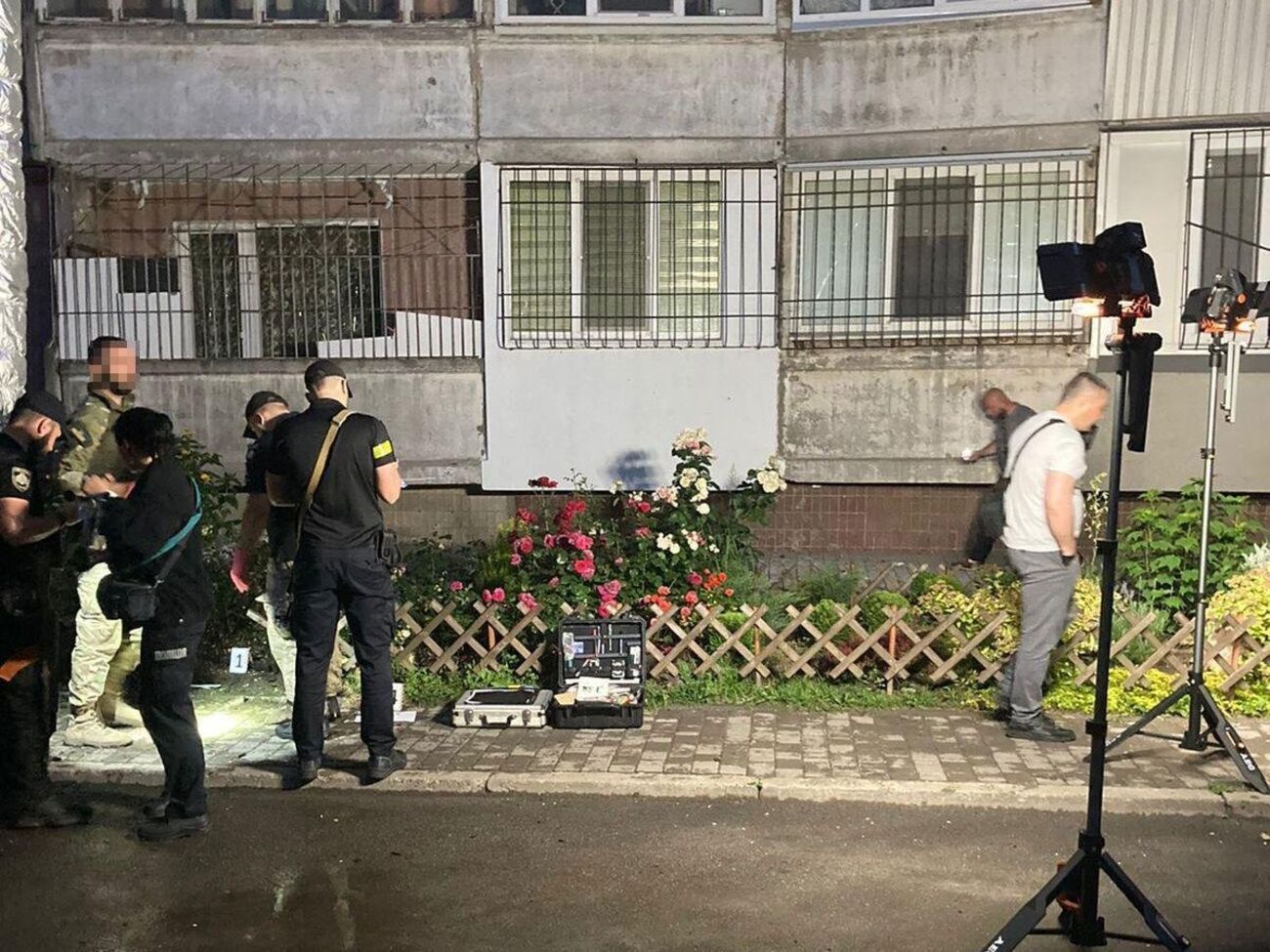 Як установили правоохоронці, нетверезий житель Дніпра кинув гранату з вікна квартири на сьомому поверсі будинку