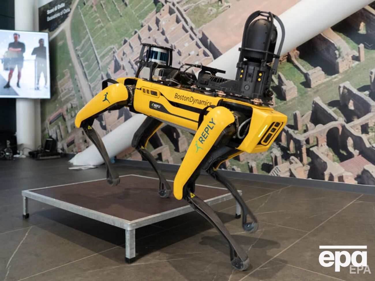 Робота используют для обезвреживания минометных снарядов и кассетных боеприпасов под Киевом