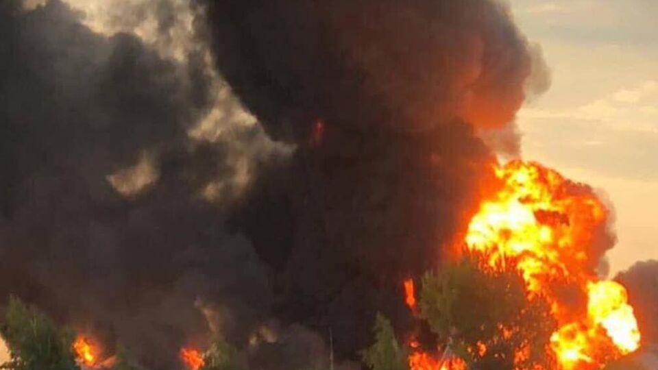 Сильну пожежу, яка виникла внаслідок ракетного удару по нафтобазі на Дніпропетровщині, гасили майже п’ять діб