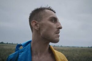 В социальном ролике показан солдат с украинским флагом, танцующий в стиле Vogue