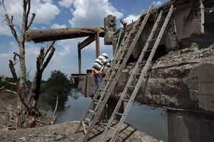 По словам Гайдая, после обстрела зафиксированы разрушения в одной из школ Лисичанска