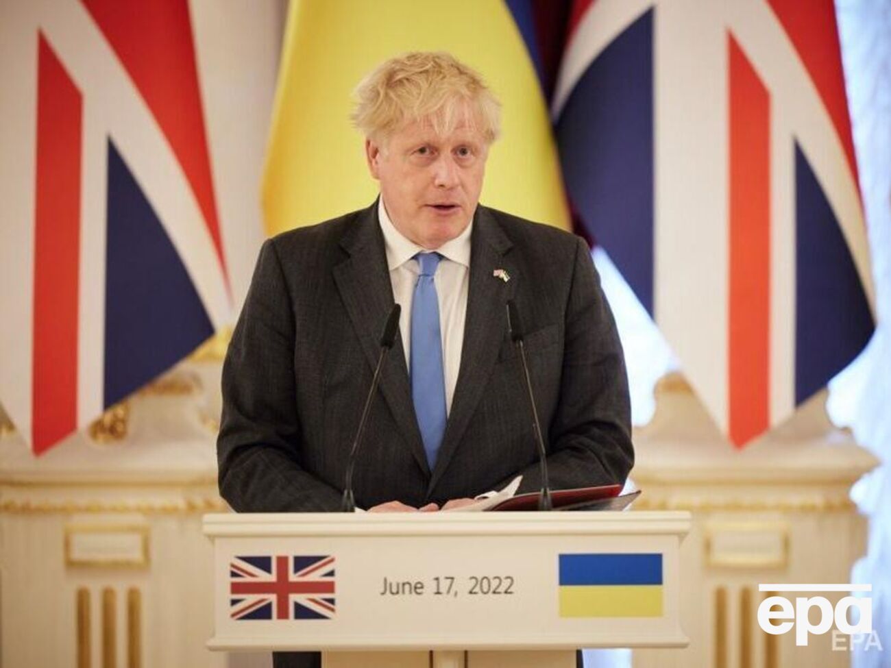 Джонсон підкреслив, що російські окупанти просуваються на Донбасі, зазнаючи серйозних втрат у живій силі та техніці