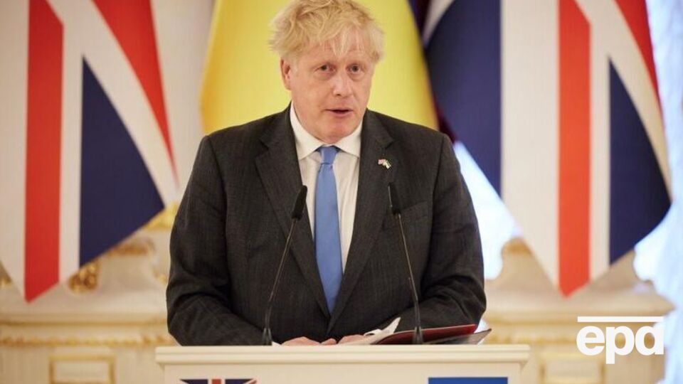 Джонсон підкреслив, що російські окупанти просуваються на Донбасі, зазнаючи серйозних втрат у живій силі та техніці