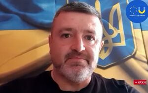 Братчук говорит, что официального подтверждения удара ВСУ по платформам в Черном море нет, но неофициально "там что-то горит"