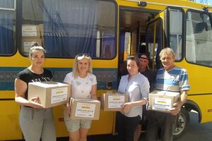 У селища Дніпропетровської та Кіровоградської областей передали також 1,6 тис. продуктових наборів, зібраних у межах проєкту "Рятуємо життя"