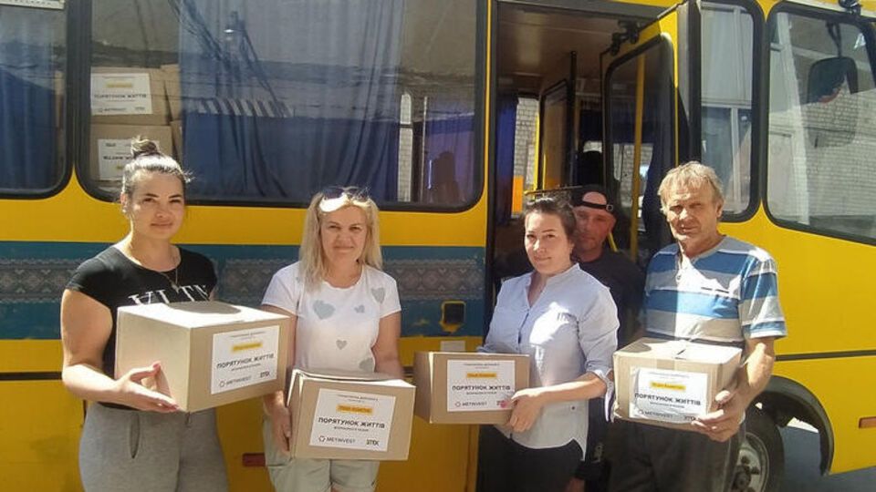 У селища Дніпропетровської та Кіровоградської областей передали також 1,6 тис. продуктових наборів, зібраних у межах проєкту "Рятуємо життя"