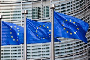 Страна объединилась – и власть, и оппозиция – ради европейского будущего, отметил пятый президент Украины