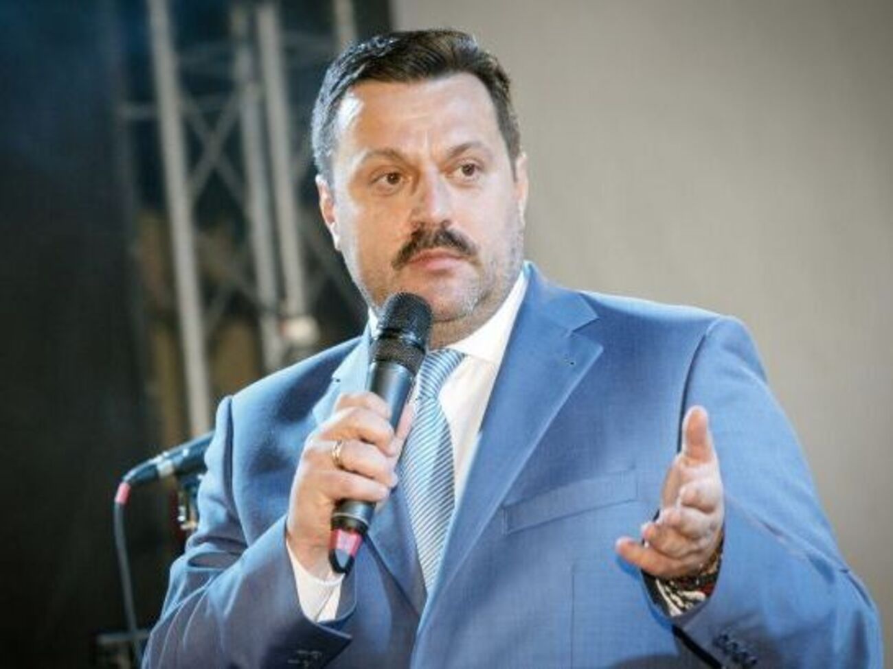 З Деркачем особисто працювало найвище керівництво ГРУ, а депутат успішно "освоював" бюджети, привласнюючи гроші окупантів, стверджують у СБУ