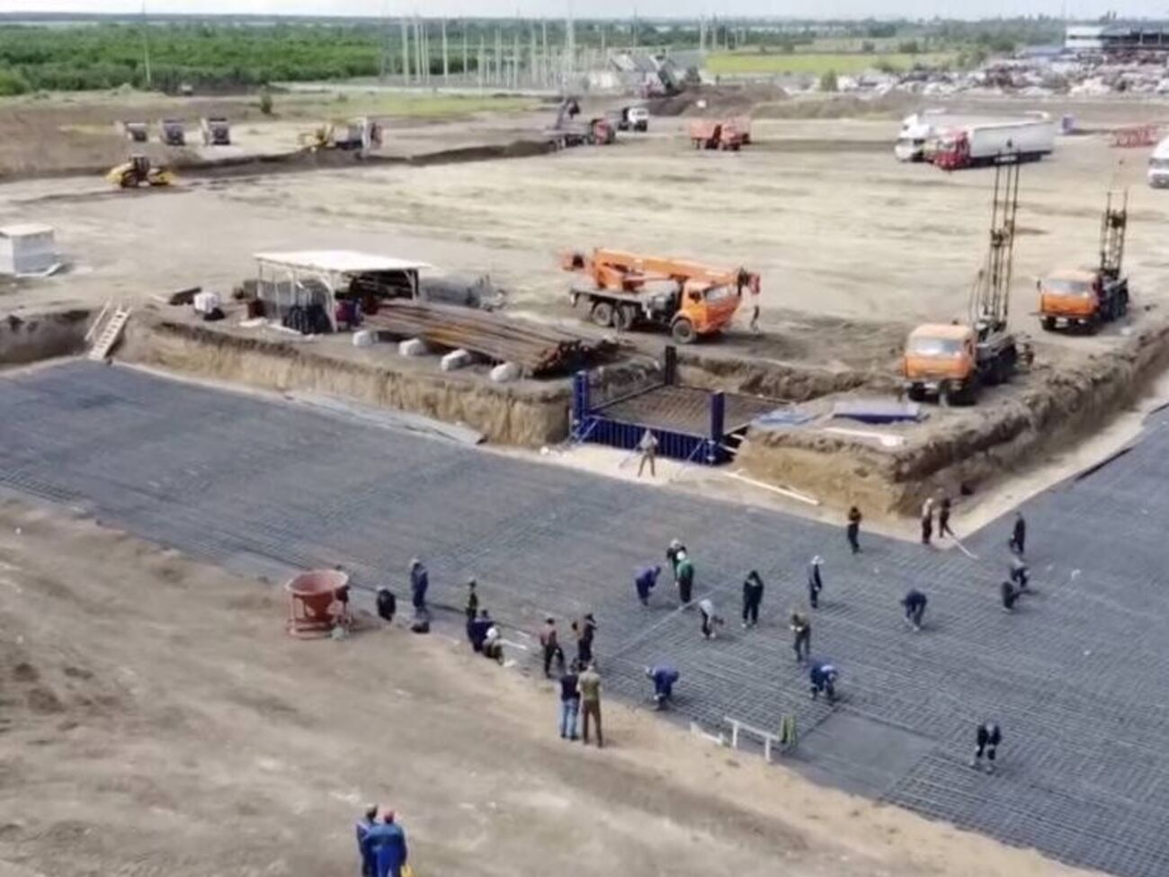 Работы идут в северо-западной части почти на границе территории Мариуполя