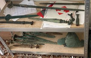 Среди находок – скифские мечи Акинаки, кольчуга XII века, шлемы эпохи эллинизма и посуда Трипольской культуры