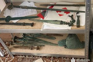 Серед знахідок – скіфські мечі акінаки, кольчуга XII століття, шоломи епохи еллінізму та посуд трипільської культури