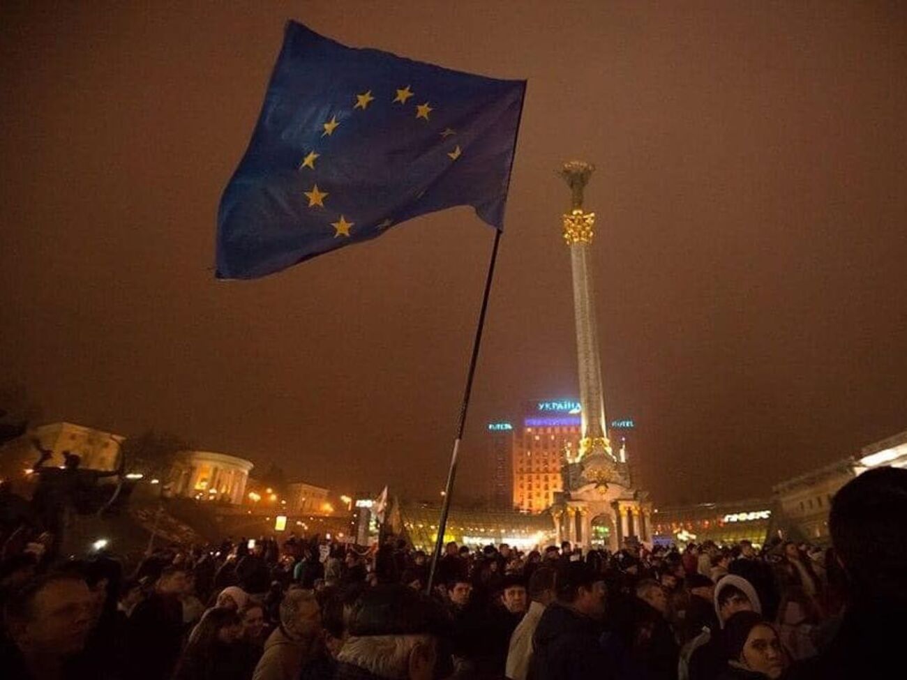 Україна прагне в ЄС десятки років. На світлині &ndash; 22 листопада 2014 року в Києві, початок Євромайдану