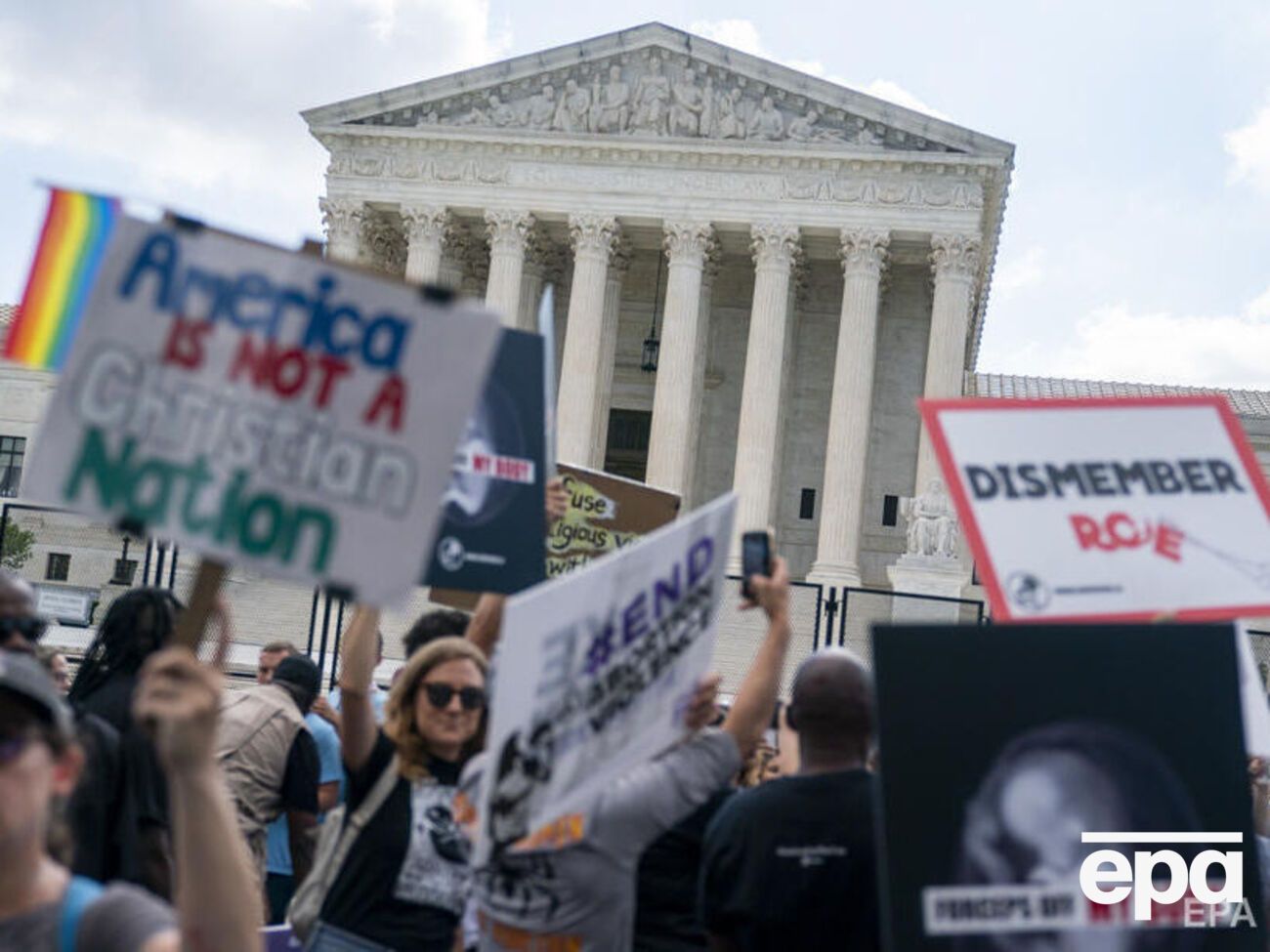 У здания Верховного суда прошел митинг в знак протеста против решения, в результате которого в половине штатов США могут запретить аборты