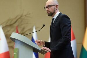 Яценюк: Виникає питання, як урятувати українську націю