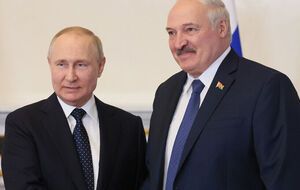 Лукашенко (справа) предложил Путину принять зеркальные меры в военной сфере на действия Запада