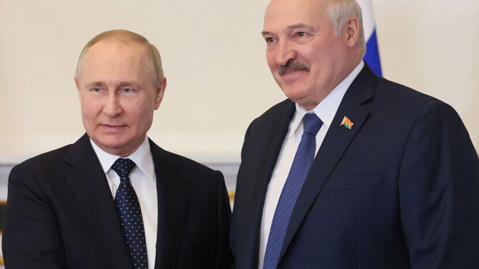 Лукашенко (справа) предложил Путину принять зеркальные меры в военной сфере на действия Запада