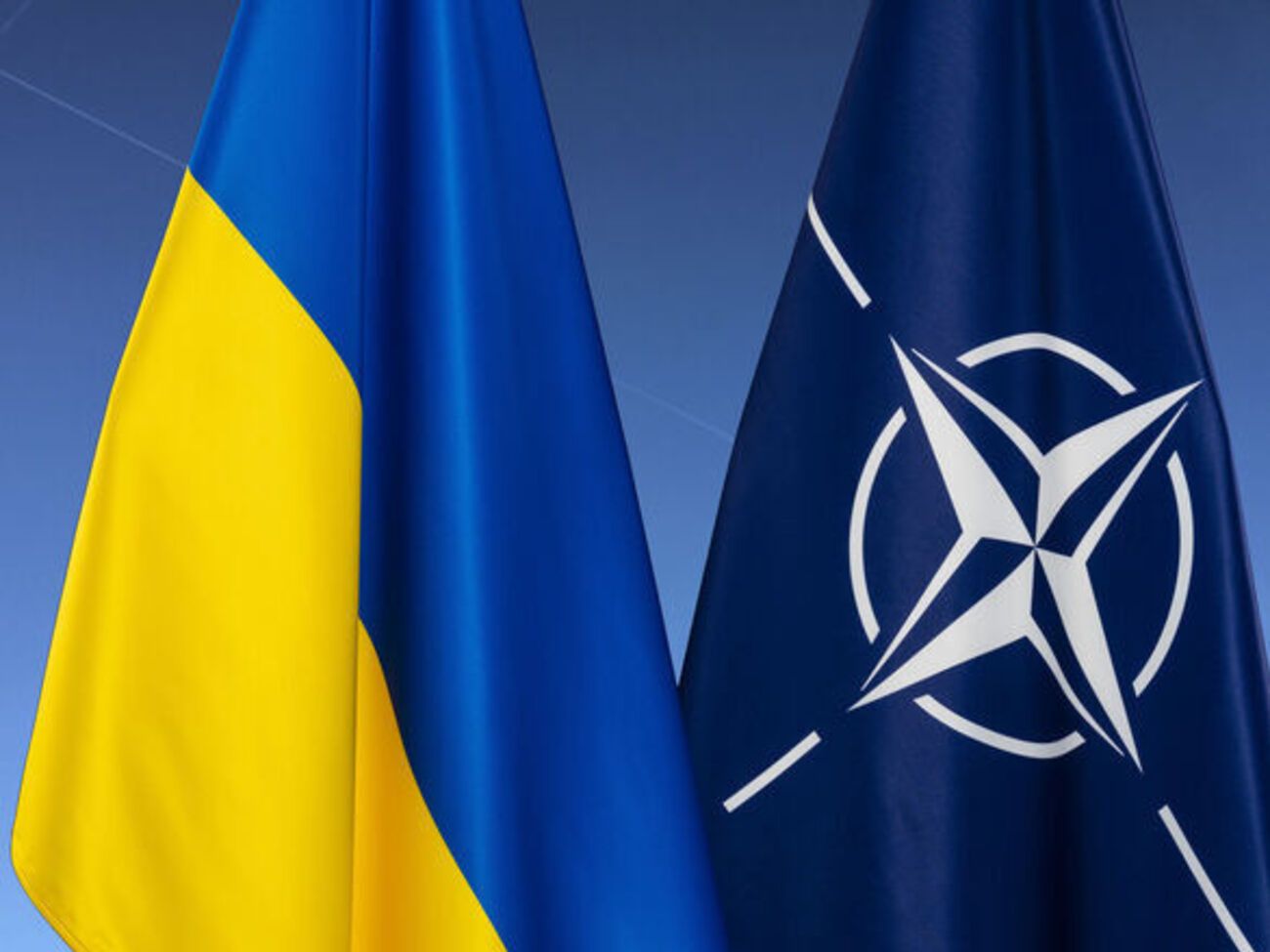 Україна готова розглянути прямі гарантії безпеки від різних країн як альтернативу членству в НАТО, зазначав голова фракції "Слуга народу" в Раді Арахамія