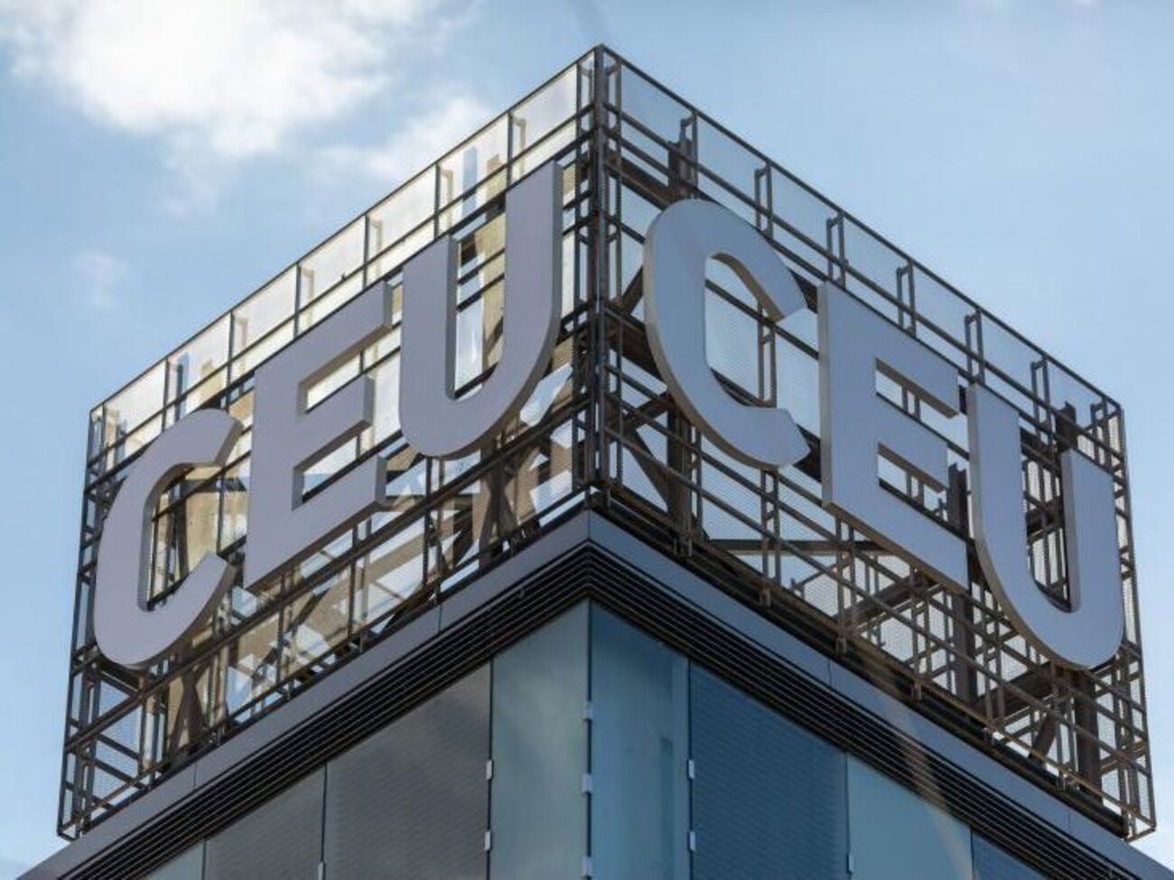 Лауреатов премии университет называет с 1994 года