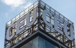 Лауреатов премии университет называет с 1994 года