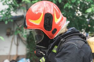 Співробітники ДСНС ліквідовують пожежу і займаються порятунком жителів будинку