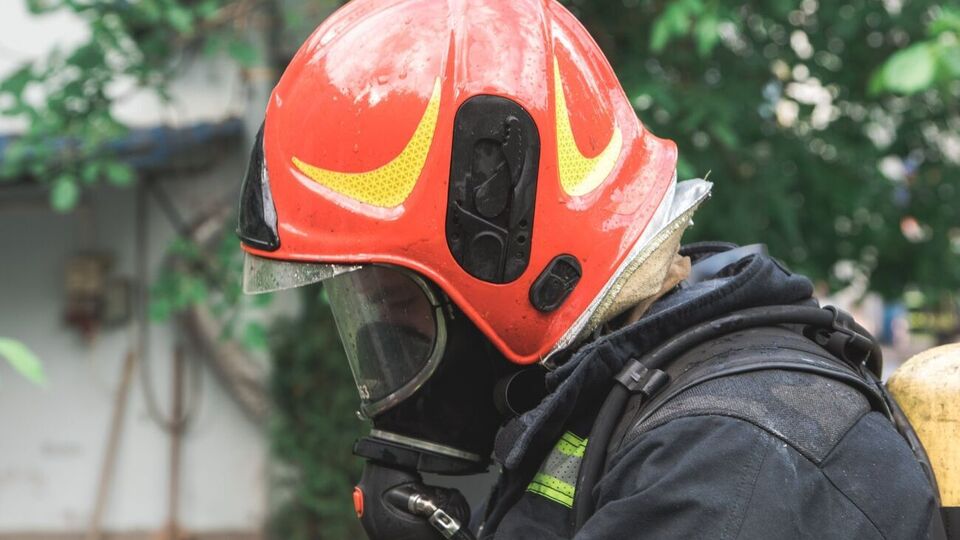 Співробітники ДСНС ліквідовують пожежу і займаються порятунком жителів будинку