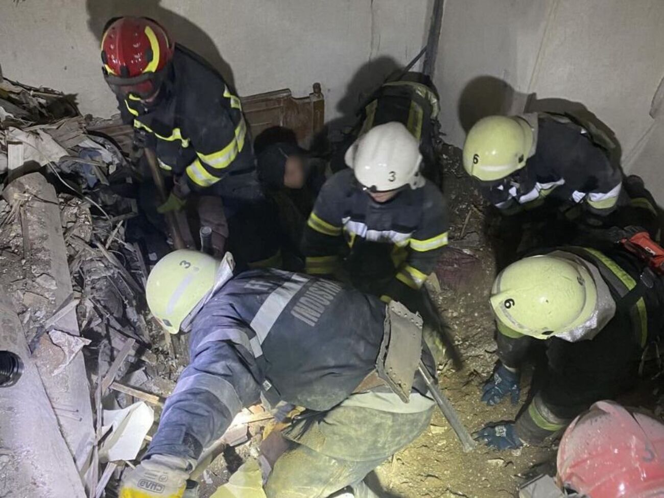 Спасатели помогли выбраться из-под завалов дома двум людям