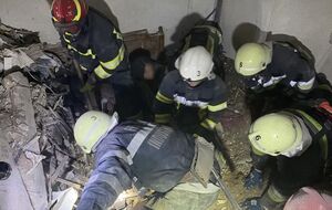 Спасатели помогли выбраться из-под завалов дома двум людям