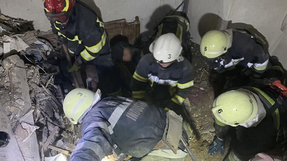 Рятувальники допомогли вибратися з-під завалів будинку двом людям
