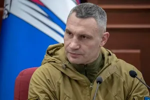 Кличко: В доме, куда попала ракета, продолжаются поисково-спасательные работы