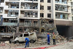 В результате ракетного удара по Киеву частично разрушен дом, есть раненые, спасли семилетнюю девочку. Фоторепортаж