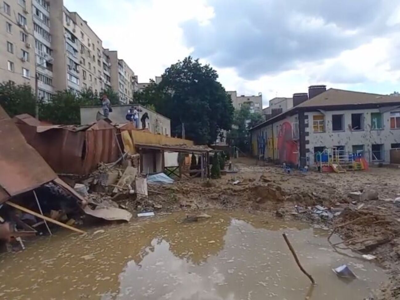 Одна з ракет прилетіла поряд із дитячим садком.
