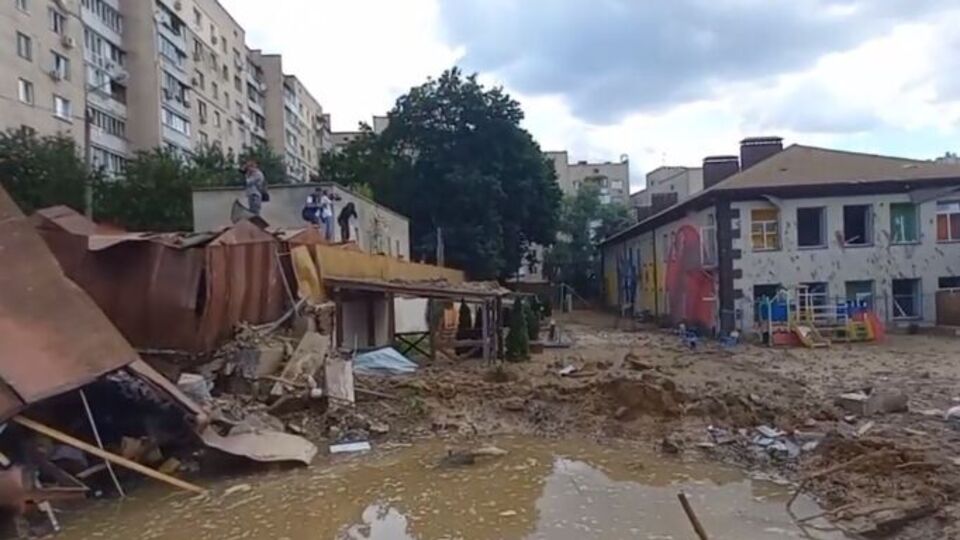 Одна з ракет прилетіла поряд із дитячим садком.