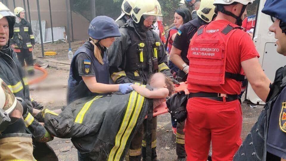 Семирічна дівчинка, яку врятували з-під завалів, у стабільному стані, її життю нічого не загрожує, кажуть лікарі