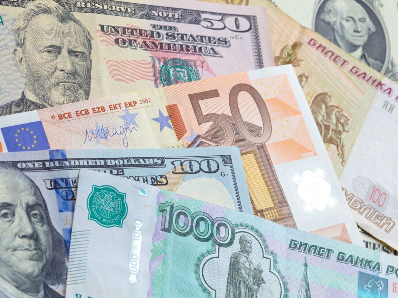 Россия весной пыталась провести платеж в рублях, что поставило ее под угрозу дефолта, потом она нашла альтернативный способ и заплатила в долларах. Этот альтернативный путь сейчас заблокирован