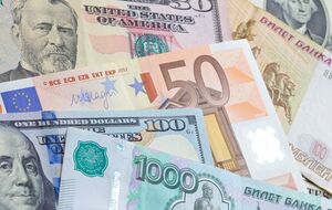 Россия весной пыталась провести платеж в рублях, что поставило ее под угрозу дефолта, потом она нашла альтернативный способ и заплатила в долларах. Этот альтернативный путь сейчас заблокирован