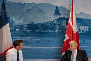 Джонсон і Макрон зустрілися на полях саміту G7 у Німеччині
