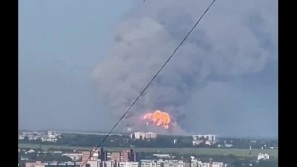 У соцмережах та ЗМІ повідомляють про вибухи на складі боєприпасів РФ унаслідок удару ЗСУ