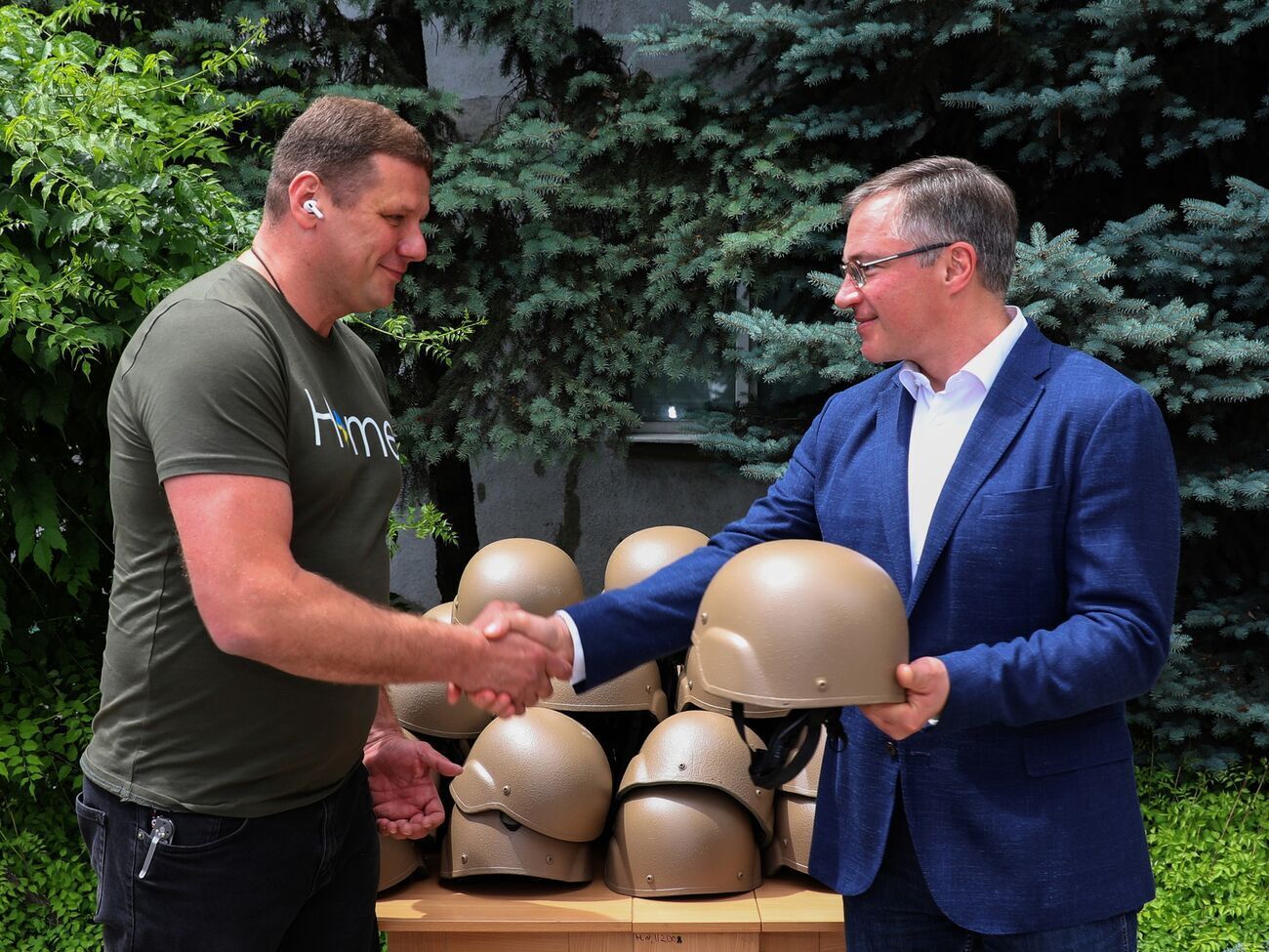 Каски передав генеральний директор "Метінвесту" Юрій Риженков