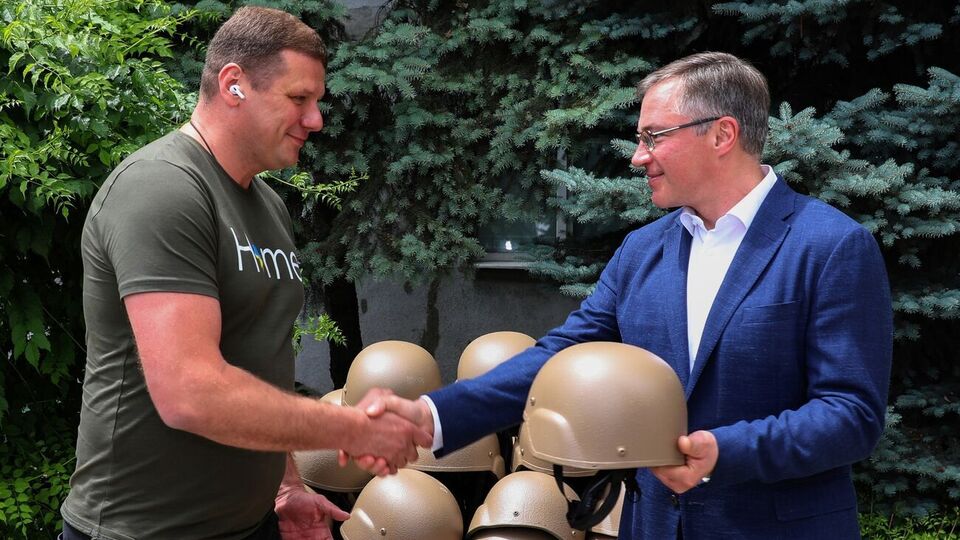 Каски передав генеральний директор "Метінвесту" Юрій Риженков