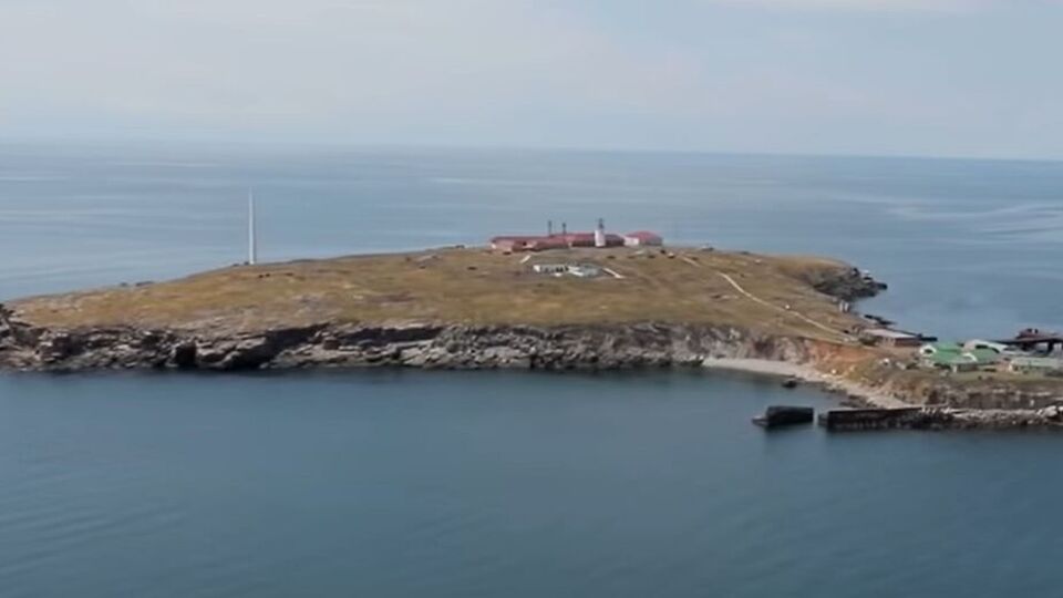 Острів Зміїний у Чорному морі тимчасово захопили російські окупанти