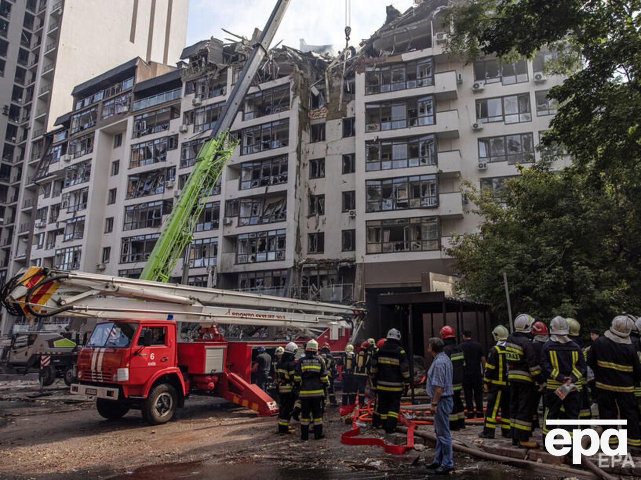Фото с места попадания ракеты в Шевченковском районе столицы