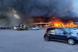 Пожар в торговом центре тушат 155 спасателей